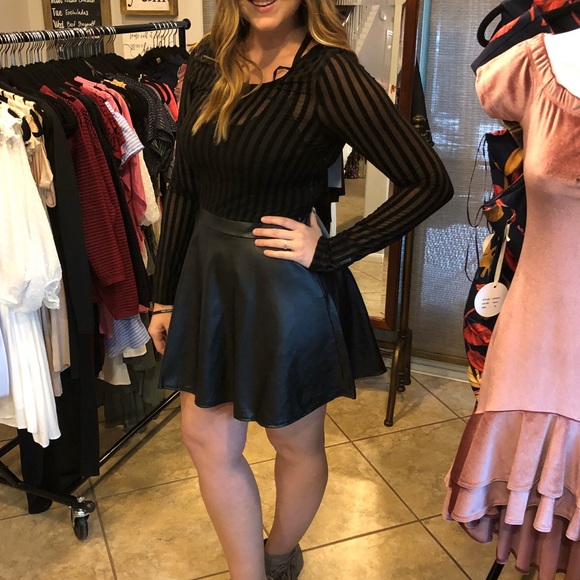 Súper cute flare leather look mini dress 💝 - Picture 3 of 7